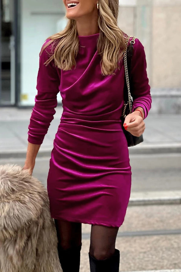 Solange® | Vestido bodycon manga longa em veludo rosa com gola alta e babados