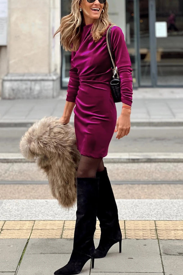 Solange® | Vestido bodycon manga longa em veludo rosa com gola alta e babados